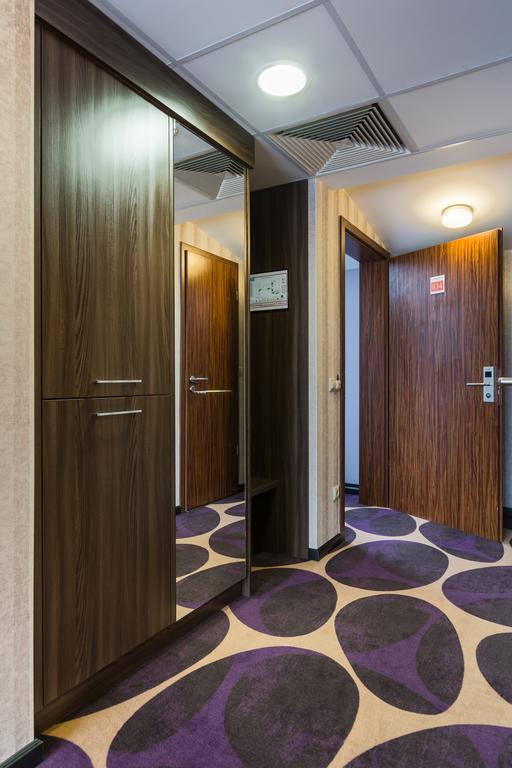 Victoria Garden Hotel Es Etterem Nyiregyhaza Exterior photo