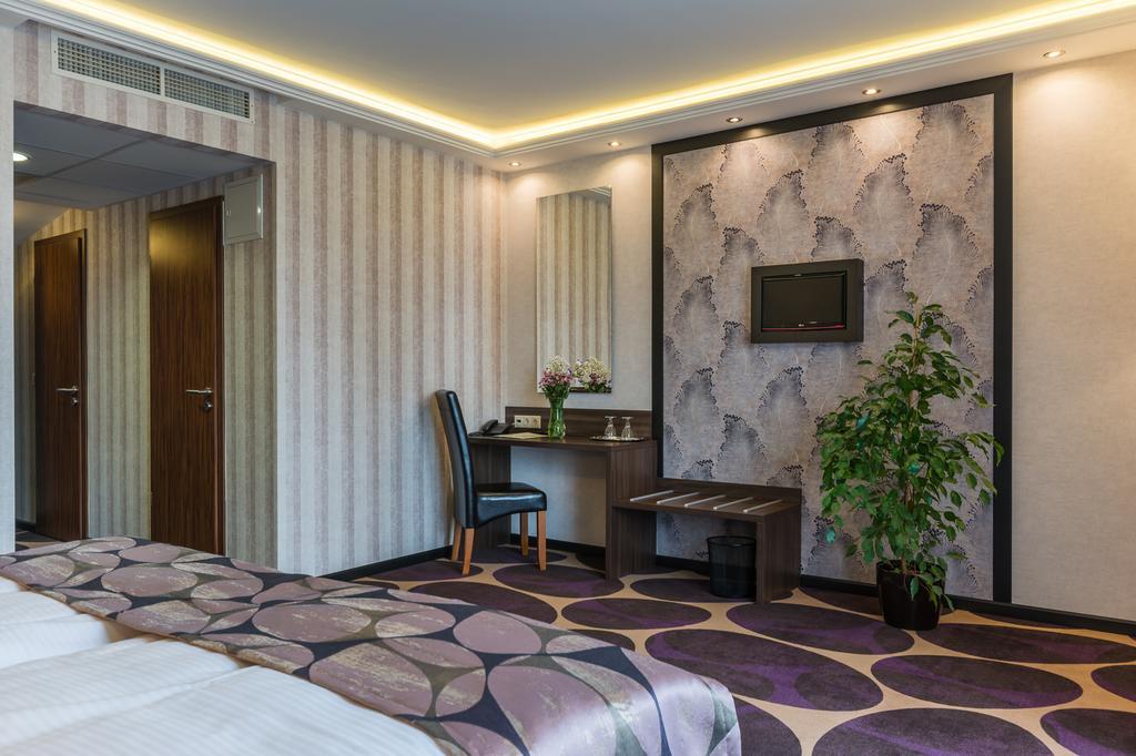 Victoria Garden Hotel Es Etterem Nyiregyhaza Exterior photo