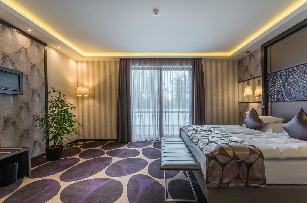 Victoria Garden Hotel Es Etterem Nyiregyhaza Exterior photo